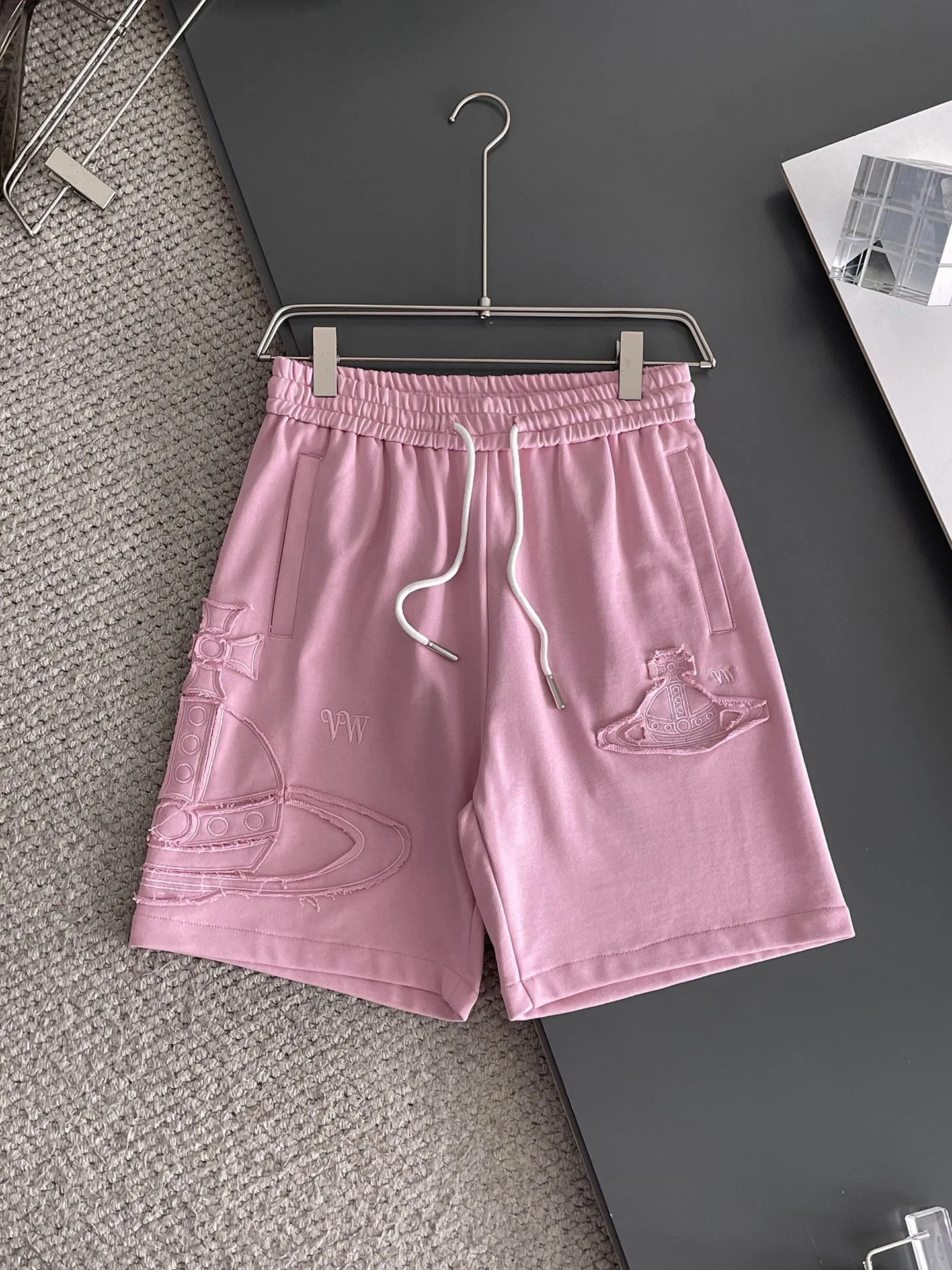 The Queen Mother's three-standard complete 2025 summer New Arrival men's casual shorts, advanced custom-made Breathable fabric, Breathable fabric, extremely stretchy and comfortable, impeccable details, top-grade accessories, original logo design concept, delicate and soft feel! The upper body fit is awesome! Size: M-XXXL Please state your height and weight when ordering